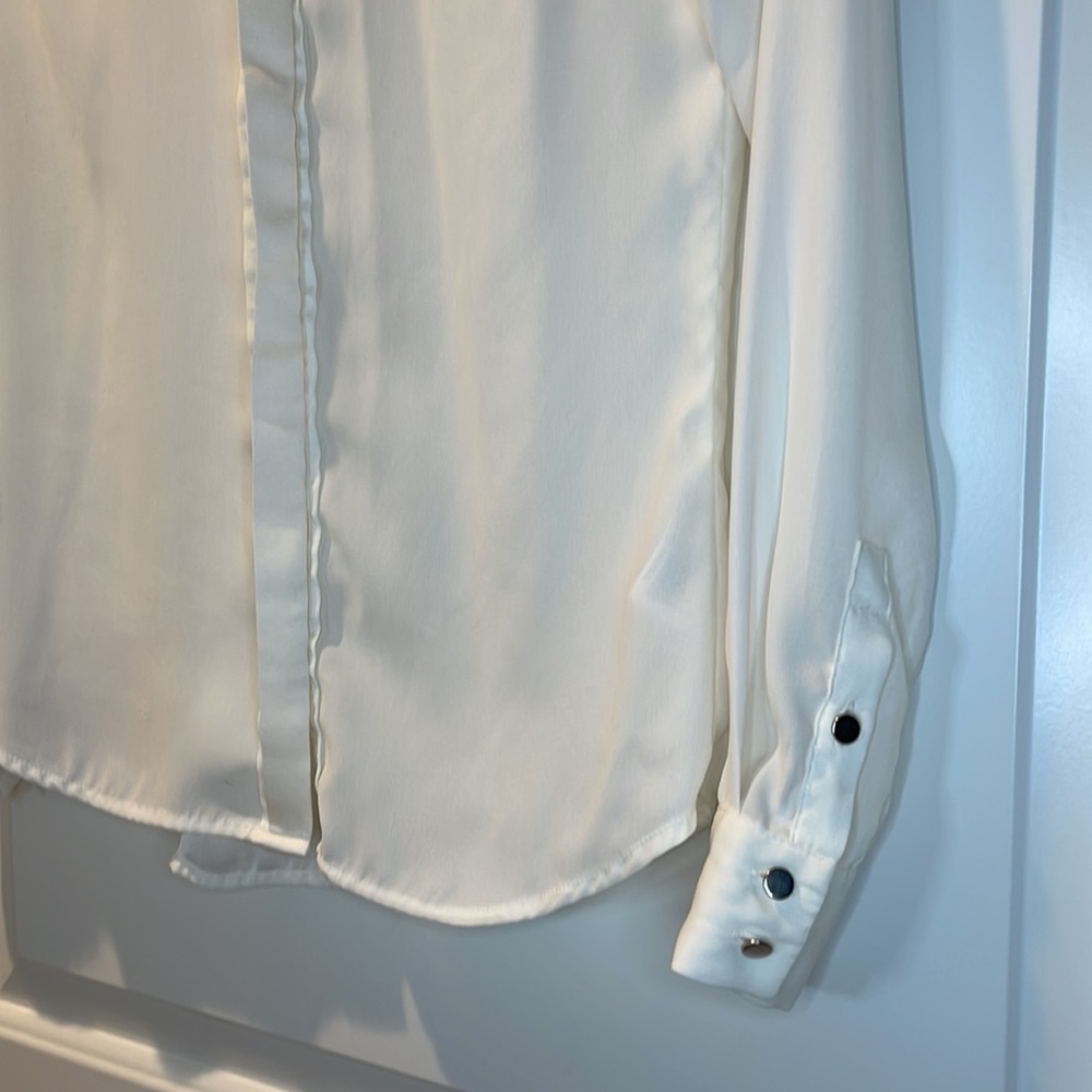 H&M button down blouse. - Picture 3 of 6